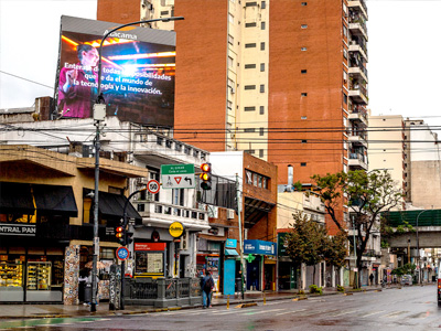 ATACAMA AGREGA UNA PANTALLA DE LEDS A SU CIRCUITO EN CABA (AV CORRIENTES Y AV DORREGO)